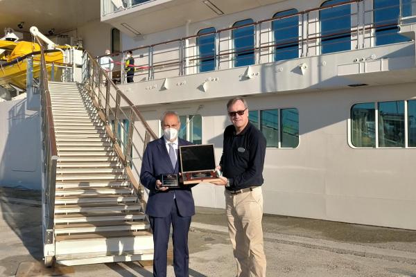 Intercambio de metopas con motivo de la primera visita del Crystal Endeavor a Vilagarcía