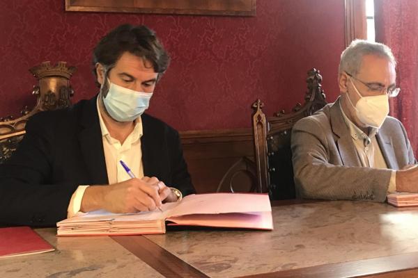 El alcalde, a la izquierda, y el presidente de la Autoridad Portuaria durante la firma de la cesión de la parcela