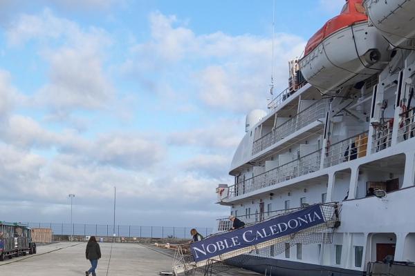 El crucero, atracado en el muelle de Ferrazo Norte