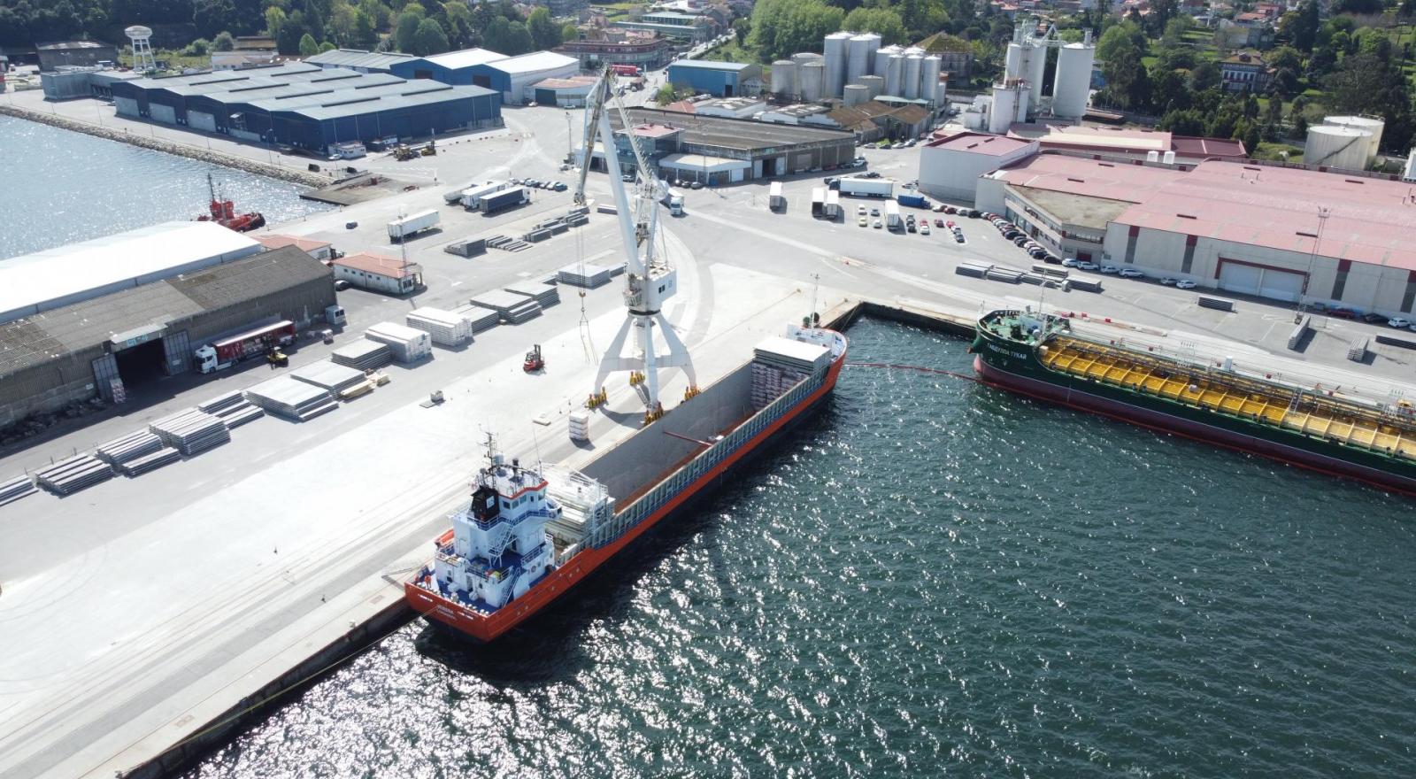 Buques operando en los muelles Comercial y de Comboa