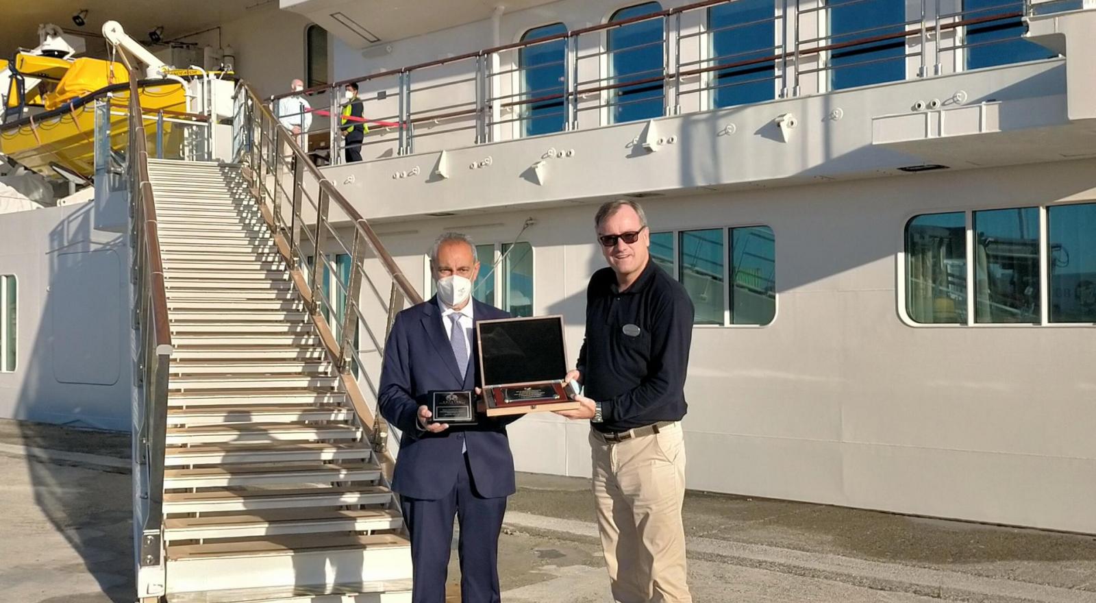 Intercambio de metopas con motivo de la primera visita del Crystal Endeavor a Vilagarcía