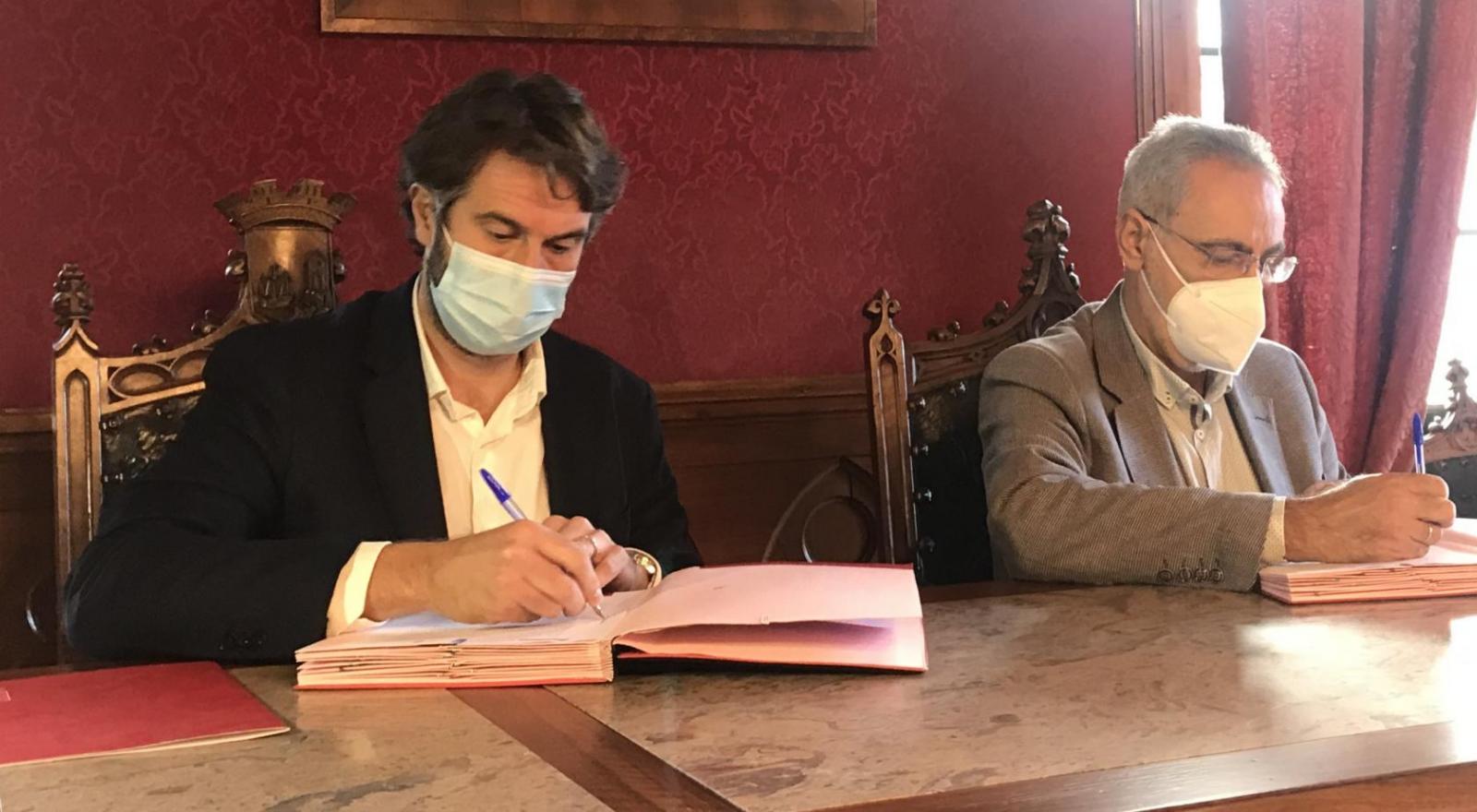 El alcalde, a la izquierda, y el presidente de la Autoridad Portuaria durante la firma de la cesión de la parcela