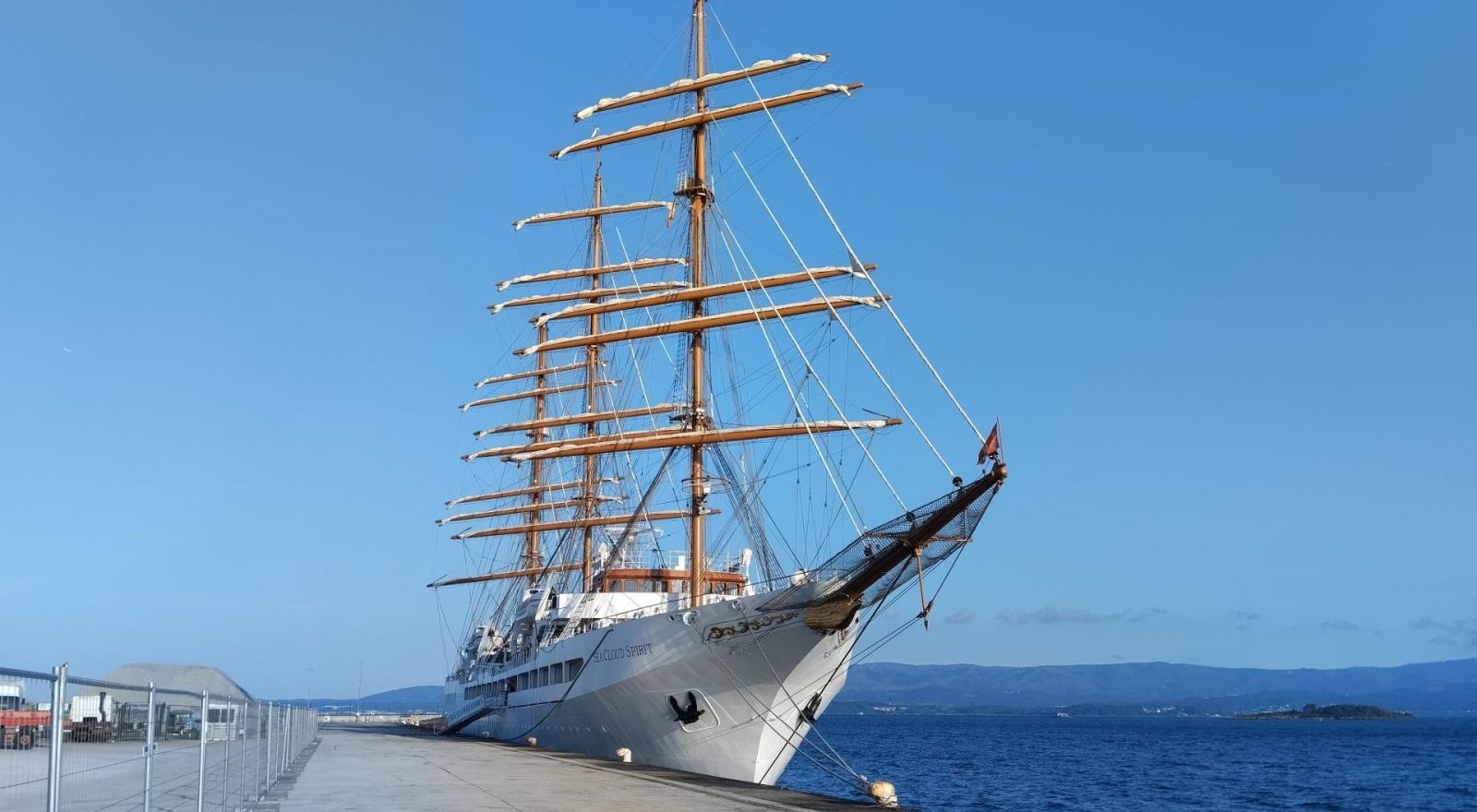 El Sea Cloud Spirit atracado en el muelle de Ferrazo Norte